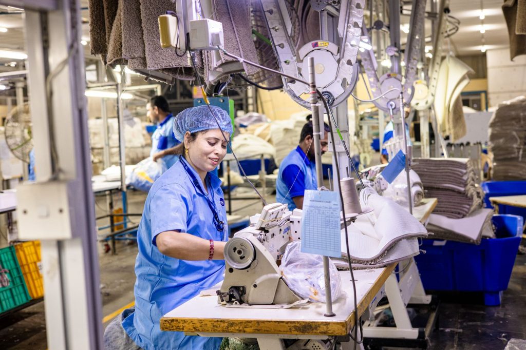 Brasil cria 165,8 mil empregos formais em agosto, mas ritmo segue entre os mais fracos desde 2020 Trabalhadores operam máquinas de costura em uma fábrica têxtil.