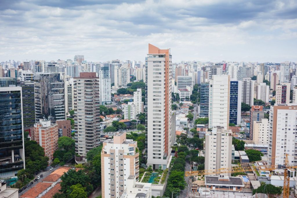 Crescimento do Brasil perde força no horizonte do FMI e põe 2027 no centro do debate Vista do horizonte de São Paulo, com edifícios altos sob um céu nublado.