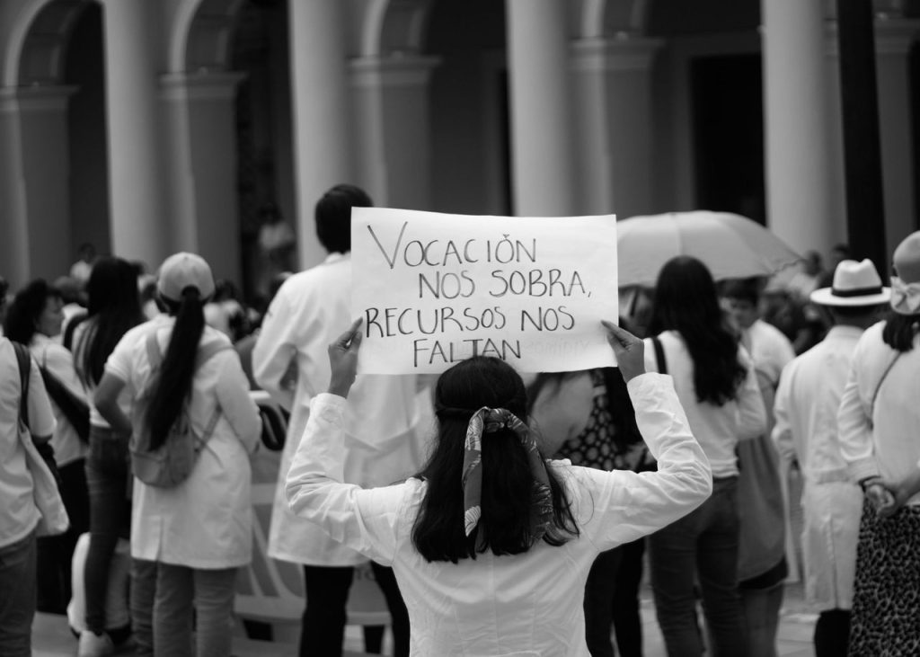 O que muda no orçamento das famílias se a agenda da sociedade civil avançar Ativistas seguram cartazes durante um protesto por recursos e políticas públicas