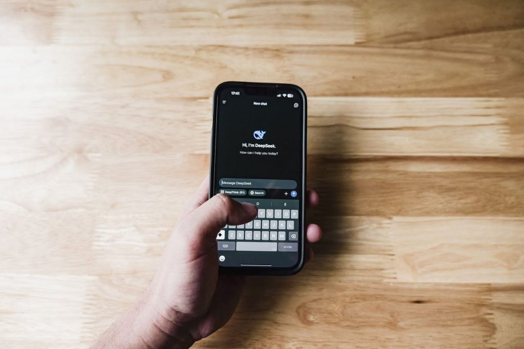 IA passa a interpretar a vida financeira em teste do Itaú Pessoa interagindo com um assistente de inteligência artificial em um smartphone.