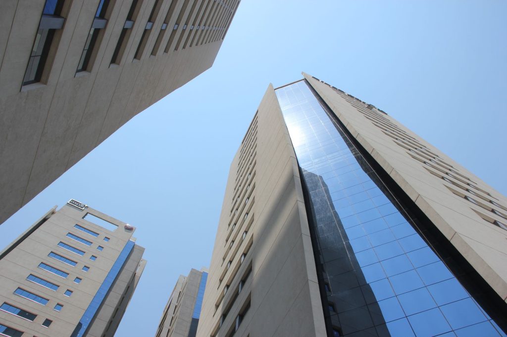 Vista de edifícios modernos de Assunção sob um céu azul.